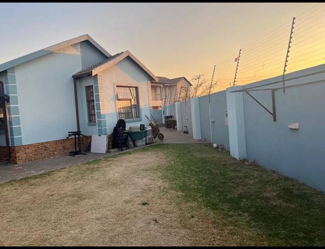 3 BEDROOM HOUSE FOR SALE IN BLUE HILLS